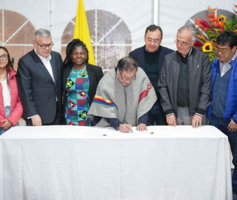 Manifiesto de la Paz Total es firmado por exministros y exnegociadores de paz | Gobierno | Economía