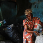 Padres nigerianos pagan facturas escolares con residuos reciclables | Noticias de Buenaventura, Colombia y el Mundo