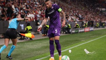 La vergüenza de los fanáticos del West Ham: el capitán de la Fiorentina, Cristiano Biraghi, salió ensangrentado después de que lanzaran misiles | Noticias de Buenaventura, Colombia y el Mundo