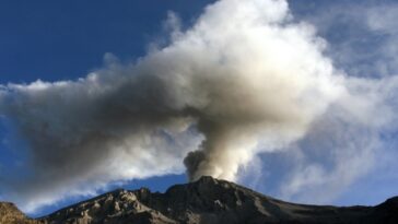 Perú reporta primeras explosiones de cenizas de hasta 5.500 metros de altura en volcán Ubinas | Noticias de Buenaventura, Colombia y el Mundo