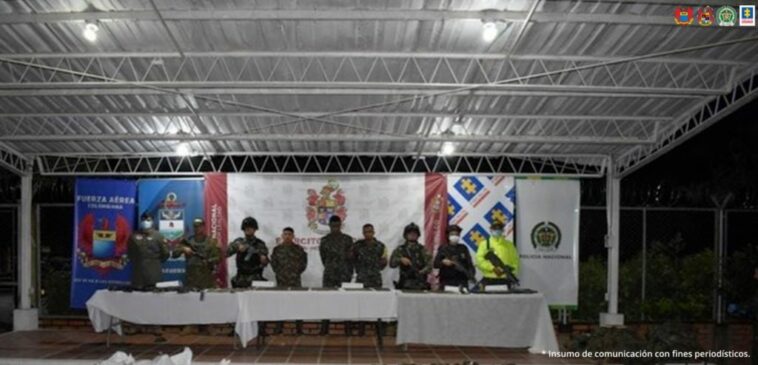 En la fotografía aparecen los capturados junto a uniformados del Ejército, Policía, Fuerza Aérea. En la parte posterior se observa los banners que identifican a la Fiscalía, Policía, Ejército y Fuerza aérea.