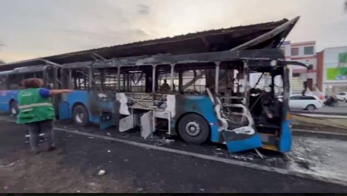 “El bus estaba casi lleno”, quedó en pérdida total y dañó la estación Vipasa en Cali