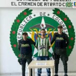 En la foto aparece Jhon Edward Muñoz Gallo, acompañado de dos policías y al fondo el apoyo de la Policía Nacional.