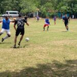Un emocionante partido de fútbol, siendo uno de los juegos con los que se celebró la Semana por la Paz en Pondores, municipio de Fonseca, sur de La Guajira.