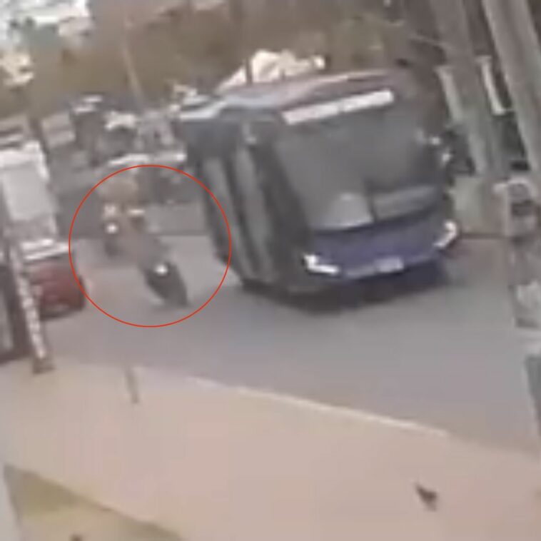 EN VIDEO: Motociclista murió tras chocar con una señal de Sitp en Engativá