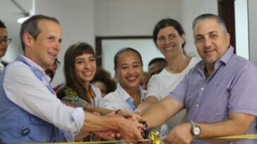 Misión de Acnur en Colombia y la Región Caribe en la inauguración de la oficina, acompañados por el mandatario de los maicaeros.