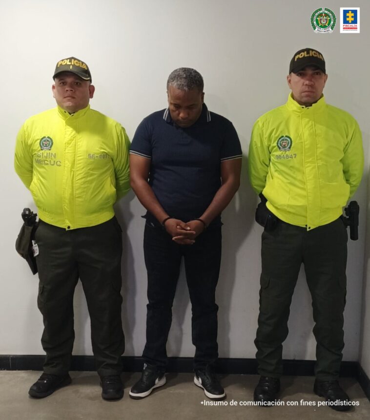 Imagen muestra al hombre capturado con dos agentes de la Sijín de la Policía Nacional.