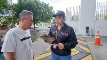 En la foto se aprecia a una funcionaria del CTI, que materializa la orden de captura en contra del alcalde de Villas del Rosario.