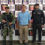 En la fotografía aparece un hombre capturado, acompañado de un servidor del CTI y un uniformado del Ejército Nacional. En la parte posterior un banner con logos de la Fiscalía y el Gaula Militar.