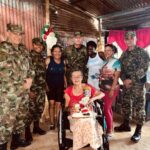 ¡Comprometidos con el bienestar! El Ejército Nacional regala a un adulto mayor una silla de ruedas