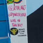 Embajada de Colombia en Jamaica y el artista Jota Villarreal inauguran mural en Kingston