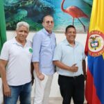 El director de CorpoGuajira, junto a los dos nuevos consejeros Elver Pimienta y Jorge Pacheco, dejando evidencia de cordialidad luego de la elección que los lleva al Consejo Directivo del organismo ambiental.