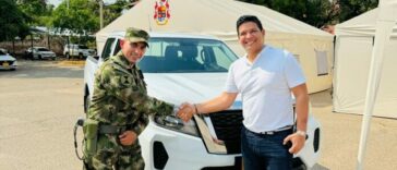 El alcalde de Barrancas haciendo entrega del vehículo para fortalecer el parque automotor del Ejército Nacional y aportar en su trabajo de vigilancia y control.