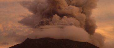 El Monte Ruang de Indonesia vuelve a entrar en erupción después de que miles de personas fueran evacuadas | Noticias de Buenaventura, Colombia y el Mundo
