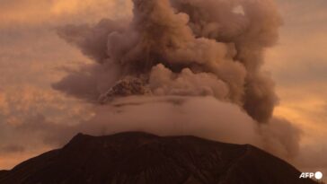 El Monte Ruang de Indonesia vuelve a entrar en erupción después de que miles de personas fueran evacuadas | Noticias de Buenaventura, Colombia y el Mundo